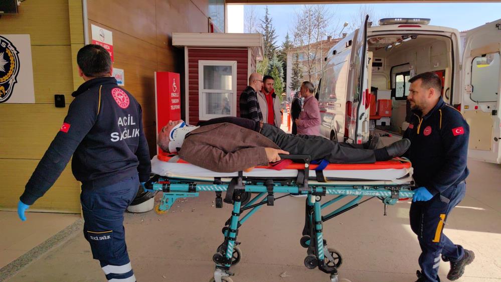 Bursa’da hafif ticari araç ile otomobil çarpıştı