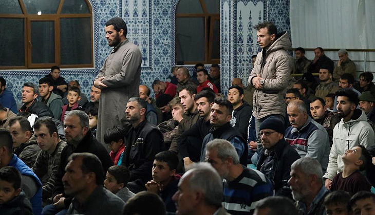 Deprem bölgesinde ilk teravih namazı kılındı