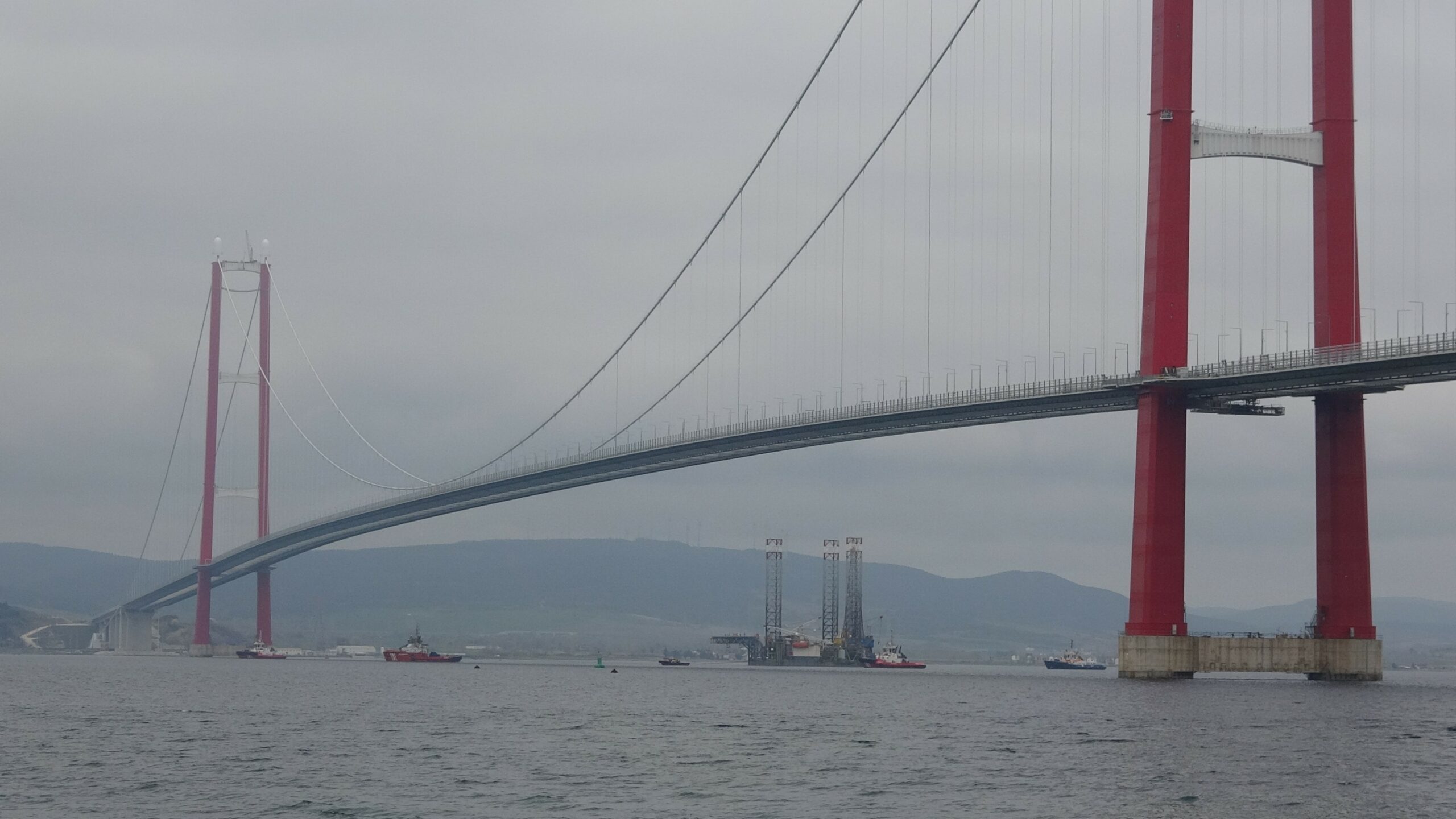 Dev platform Çanakkale Köprüsü’nün altından geçirildi