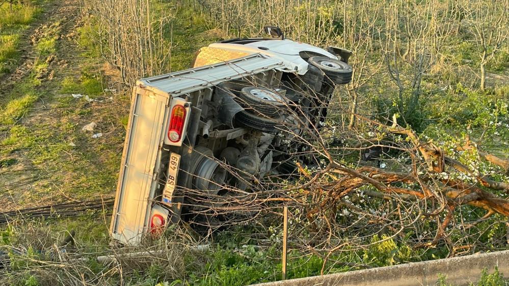 Bursa’da kamyonet şarampole uçtu