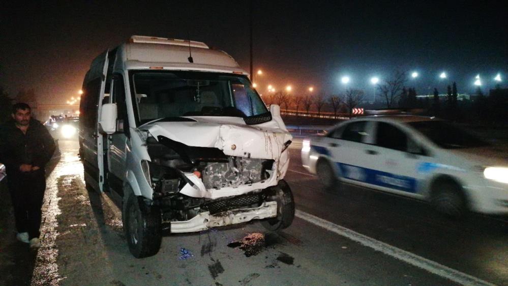 Orta şeride terk edilen otomobil kazaya sebep oldu