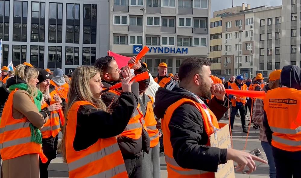 Almanya’da ulaşım sektörü çalışanlarından protesto