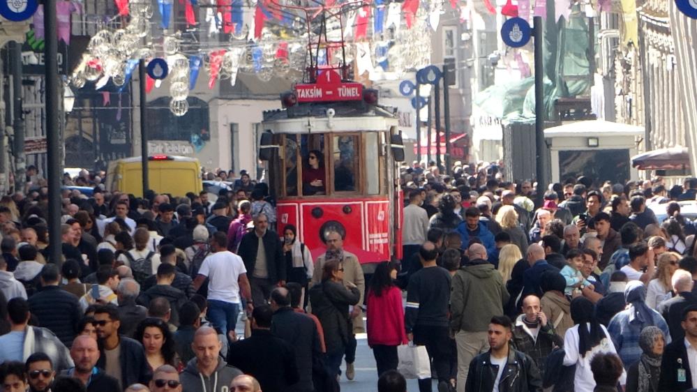 Güzel havayı fırsat bilenler Taksim’e akın etti