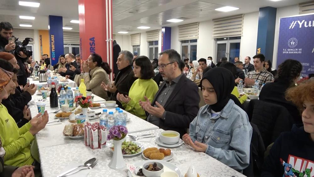 Bakan Kasapoğlu Bursa’da depremzedelerle iftar yaptı