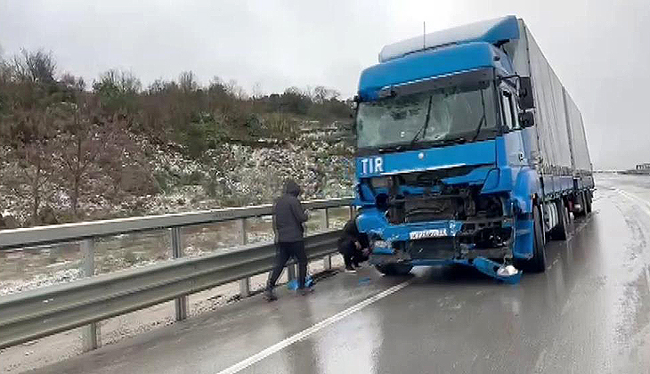 Bursa’da freni boşalan TIR, ambulans ve 3 araca çarptı