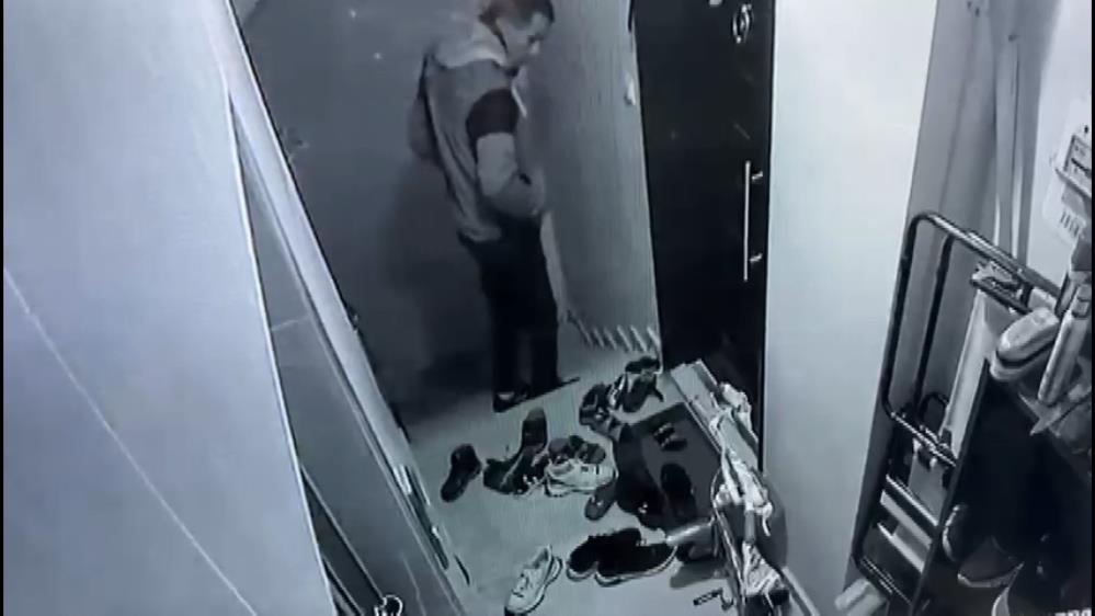 Modeline göre ayakkabı çalan hırsız kamerada