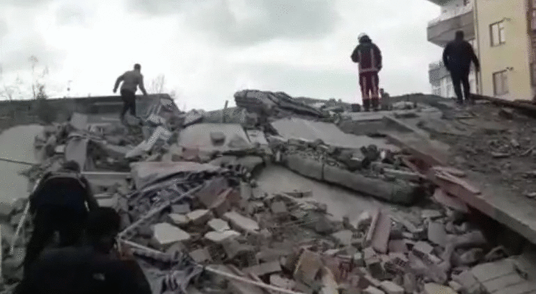 Malatya’da 5 katlı ağır hasarlı bina çöktü!