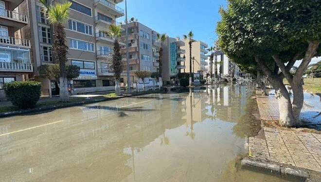 İskenderun sahili 1 metre çöktü: Zeminde su, gevşek kum var