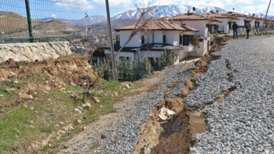 Milyonluk villalar depremde dağıldı