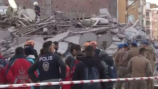 Malatya’da 6 katlı bina çöktü
