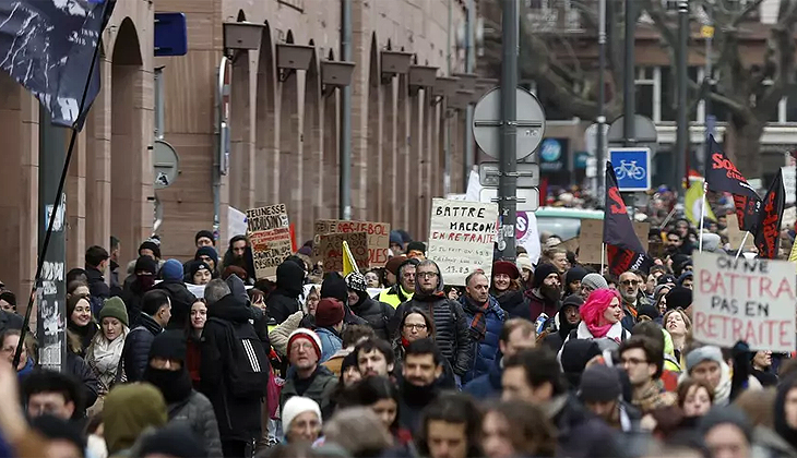 Fransa, emeklilik yaşını 64’e çıkaran maddeyi onayladı