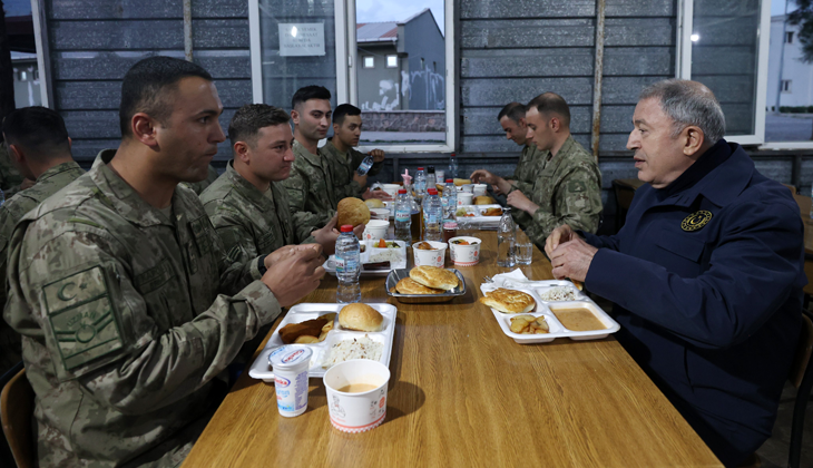 Bakan Akar ilk iftarı Mehmetçik ile yaptı