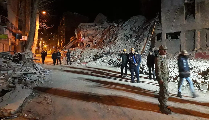 Malatya’da ağır hasarlı 4 katlı bina çöktü