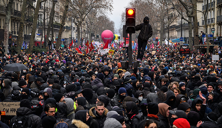 Fransa’da tartışmalı emeklilik reformu senatodan geçti