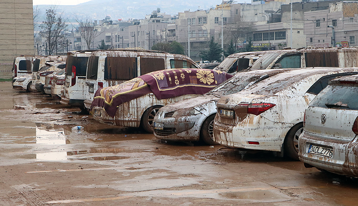 Şanlıurfa’da su basan otoparktaki 170 araç çıkarıldı, kayıp TIR şoförü aranıyor
