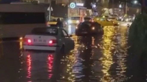 İzmir’de sağanak yağış yolları göle çevirdi