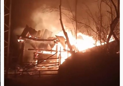 Alevler geceyi aydınlattı, yangında 3 ev ve 1 samanlık küle döndü