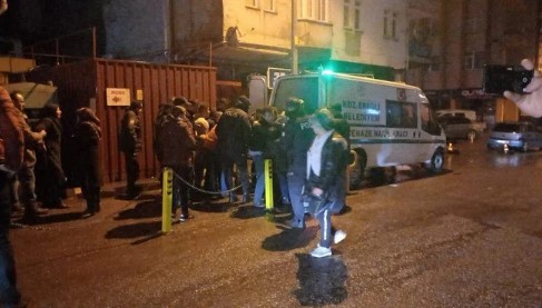 Babasını kalbinden bıçaklayarak öldürdü
