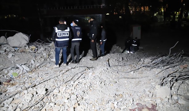 Enkazdan ‘çığlık sesi geldi’ ihbarı