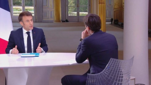 Fransa ‘yanar’ken Macron’dan tepki çeken hareket