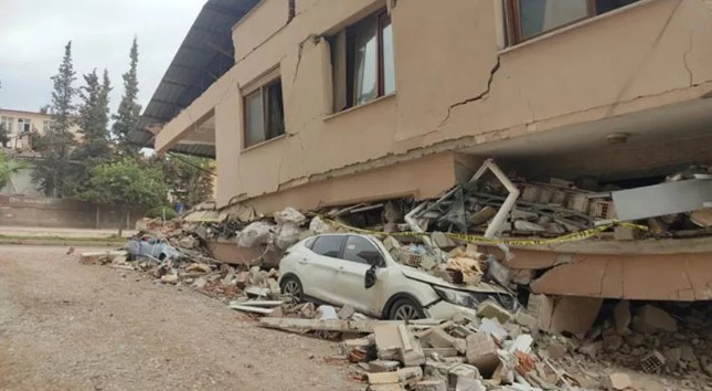 Bu binadan 5 aile de sağ çıktı! ‘Araçlar bizi kurtardı’