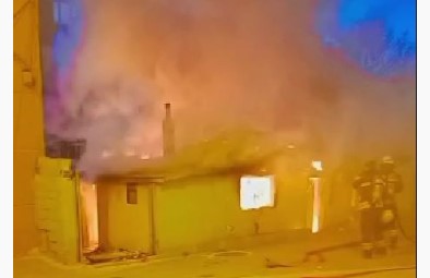 Tarihi ev alev topuna döndü, sokağa dökülen mahalleli isyan etti