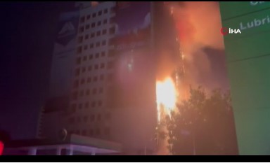 Pakistan’da 16 katlı binada yangın Pakistan’da 16 katlı binada yangın