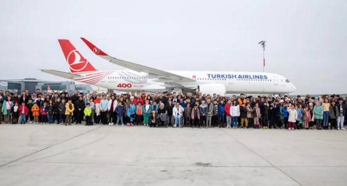 Depremzede çocuklar THY’nin 400’üncü uçağı ‘Tek Yürek’te buluştu