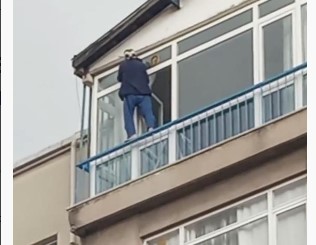 Cam silen kadının tehlikeli anları kamerada Cam silen kadının tehlikeli anları kamerada