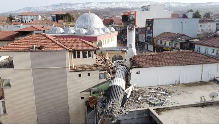 Yıkılan minare apartmanı ikiye böldü