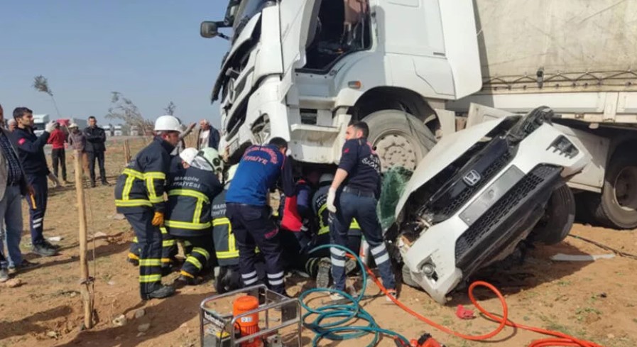 Otomobil TIR’ın altına girdi: 2 ölü, 1 yaralı
