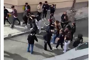 Kızların meydan savaşı, saç baş birbirine girdiler