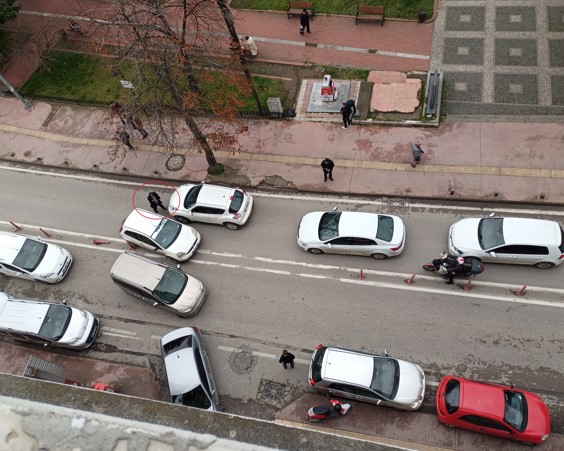 Alkollü vatandaş pırasa sapıyla trafiğe yön verdi