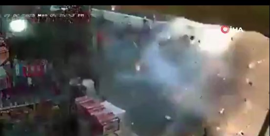 Hindistan’da havai fişek yüklü araç havaya uçtu: 1 ölü