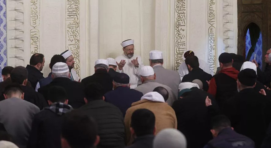 Diyanet İşleri Başkanı Erbaş, depremde ölen vatandaşlar için dua etti