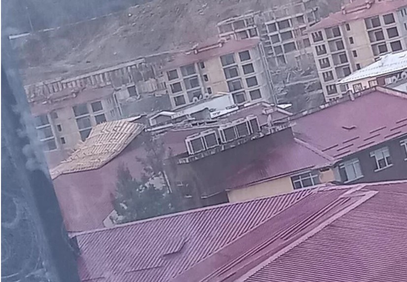 Rize’de fırtına: Çatılar uçtu, otoyol kısmen trafiğe kapandı
