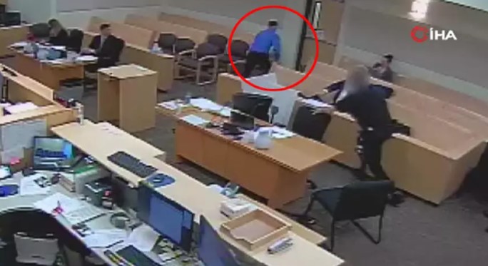 Mahkeme salonundan firar etti