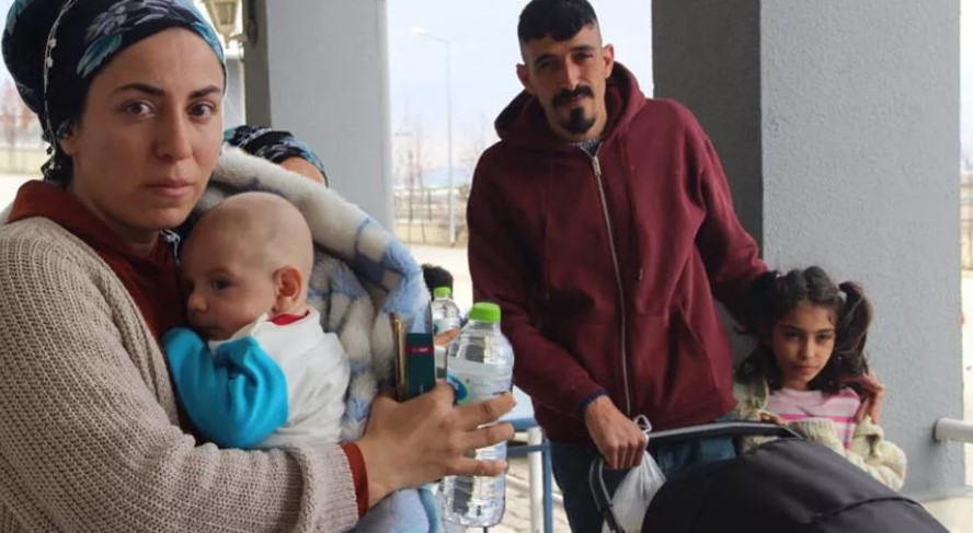 Depreme biri 3 aylık 4 çocuğuyla yakalanan anne: Geceleri en ufak sese çığlık atıp uyanıyorlar