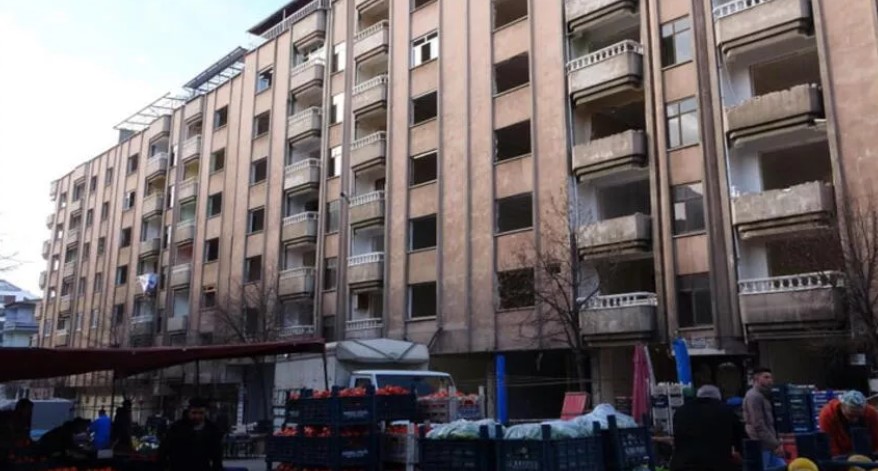 Ağır hasarlı binaların arasında kurulan semt pazarı! Binlerce kişi geliyor