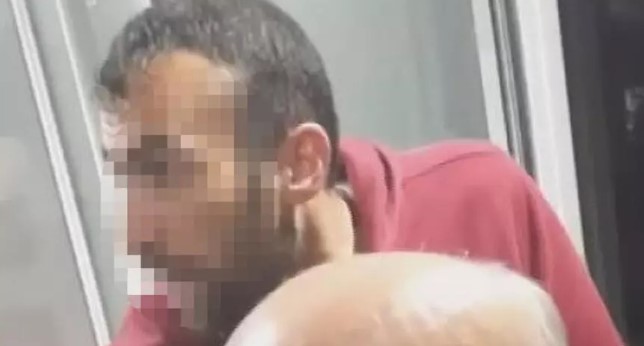 Kapıya siper oldu, cemaatin camiye girmesine engel oldu