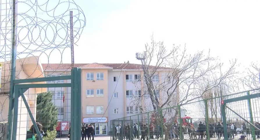 Lisede yangın paniği