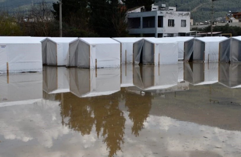 Hatay’da depremzedelerin yağmur çilesi