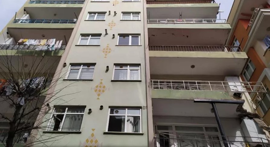 Bahçelievler’de balkonu çöken bina tahliye edildi! Kolonlarından deniz kabuğu çıktı