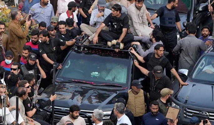 Imran Khan destekçileri ve polis arasında çatışma