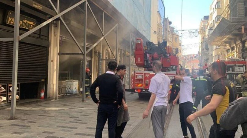 İstiklal Caddesi’nde korkutan yangın! İstiklal Caddesi’nde korkutan yangın!