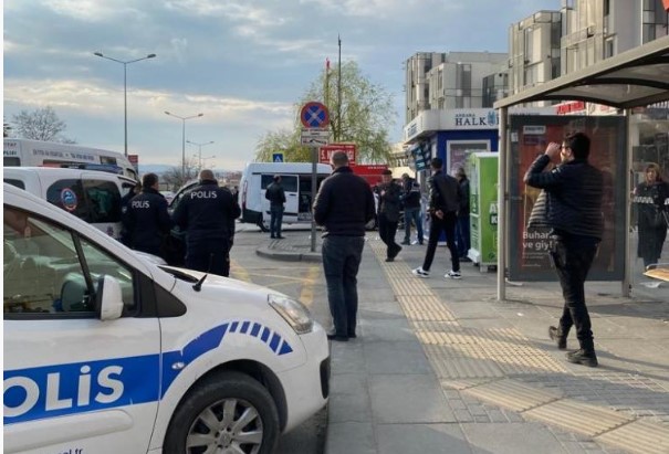 Kavgayı ayırmaya çalışan polise bıçaklı saldırı
