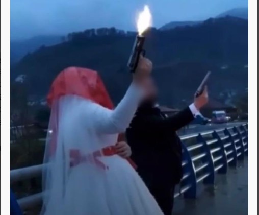 Düğün konvoyunda damat ve gelinin ‘pes’ dedirten görüntüleri Düğün konvoyunda damat ve gelinin ‘pes’ dedirten görüntüleri