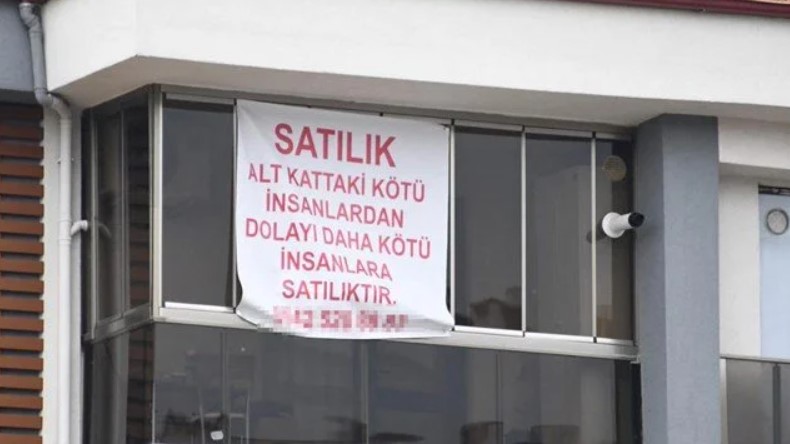 ‘Daha kötü insanlara satılıktır’ yazıp evini satışa çıkardı
