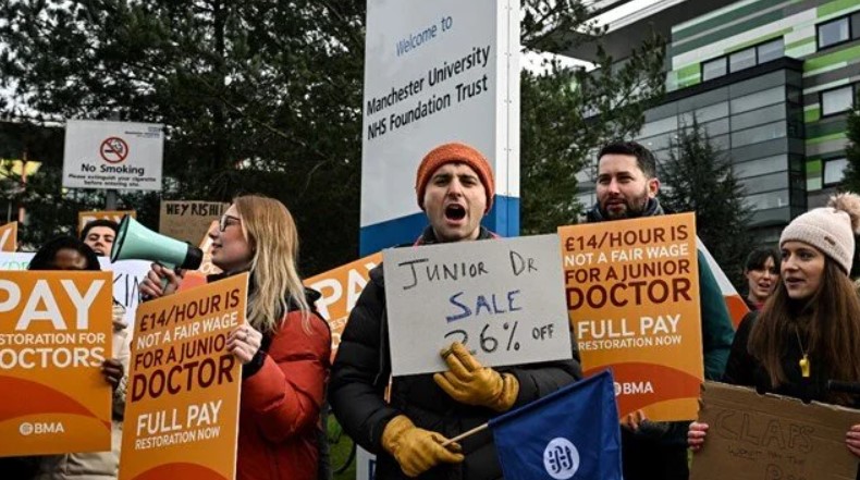 Doktorlar İngiltere’de protesto yaptı