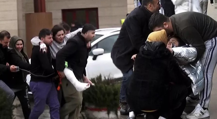 Hastanede deprem paniği kameraya yansıdı